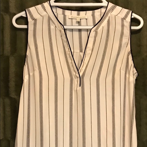 Daniel Rainn Tops - Daniel Rainn Black & White Sleeveless Top. Size S